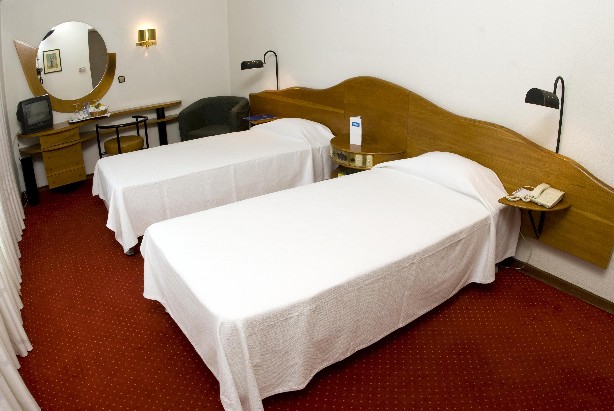 Budget twin for single use with city view, private facilities (bath), and breakfast
